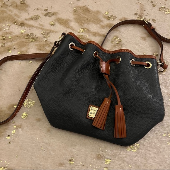 NWOT Dooney & Bourke Pebble Grain Kendall Crossbody Navy & Leather - Picture 1 of 8